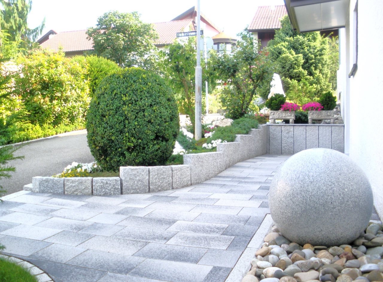 Pflasterweg mit Granitkugel und Bepflanzung